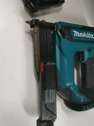 Clavadora makita 18v con bateria y maletin