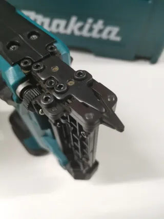 Clavadora makita 18v con bateria y maletin
