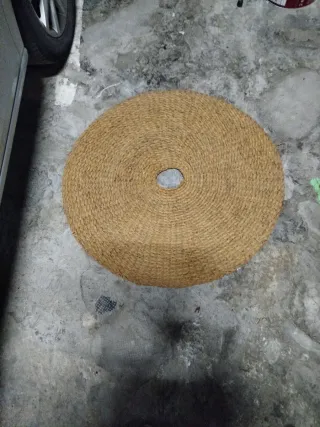 Alfombra redonda de esparto hecha a mano