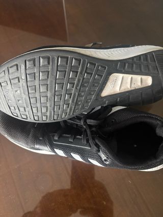 Zapatillas deportivas Adidas negras y blancas