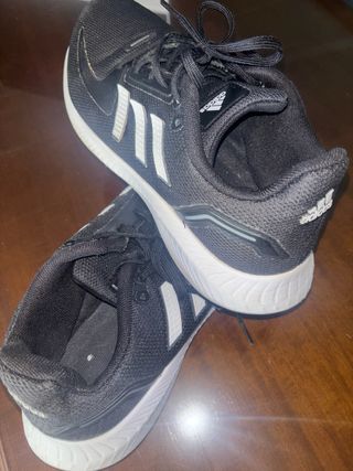 Zapatillas deportivas Adidas negras y blancas