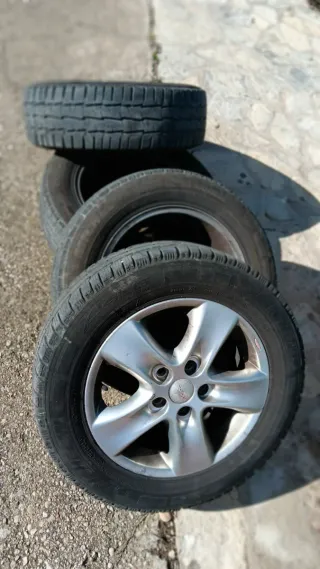 Llantas de coche de 16 pulgadas marca Matrix.