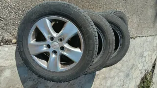 Llantas de coche de 16 pulgadas marca Matrix.