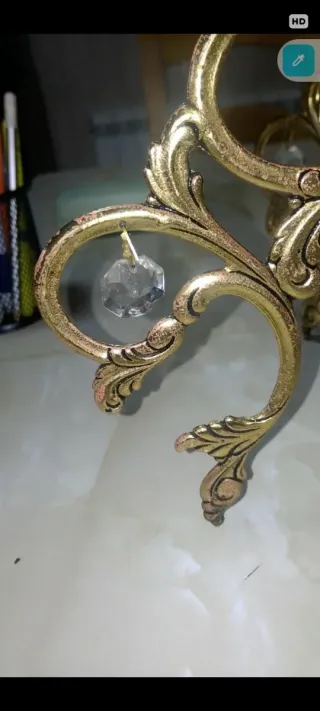 Lámpara de bronce con detalles dorados