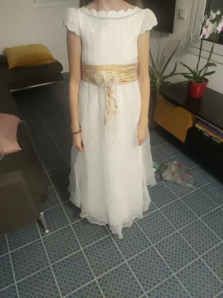 Vestido de Comunión Blanco con Fajín Dorado