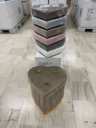 Pouf contenitore a forma di cuore con fascia oro