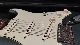 Fender Stratocaster Vintera 60s + Estuche