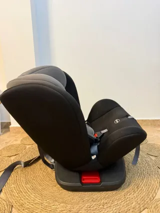 Silla de coche negra y gris