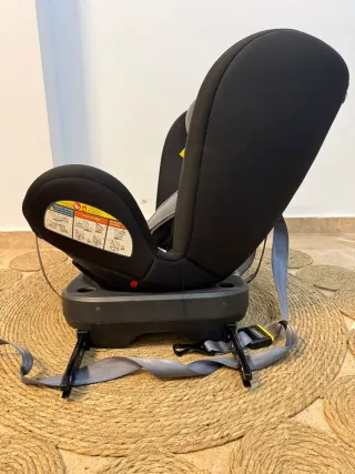 Silla de coche negra y gris