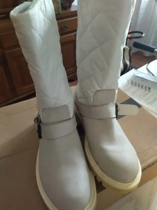 Stivaletti imbottiti con fibbia