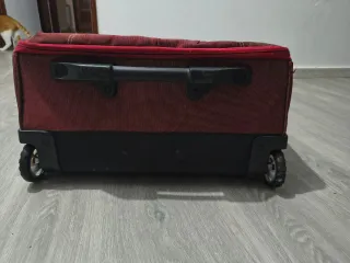 Maleta de viaje roja con ruedas 27×18×10