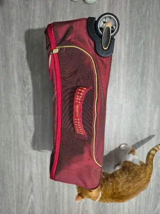 Maleta de viaje roja con ruedas 27×18×10