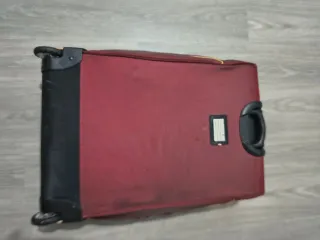 Maleta de viaje roja con ruedas 27×18×10