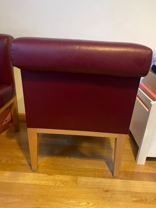 Sillas de cuero y madera