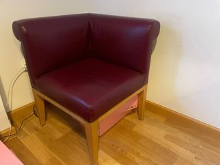 Sillas de cuero y madera