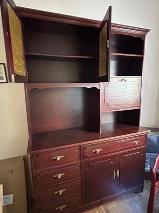 Conjunto de muebles de comedor color caoba.