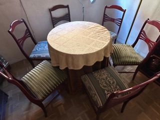 Conjunto de muebles de comedor color caoba.