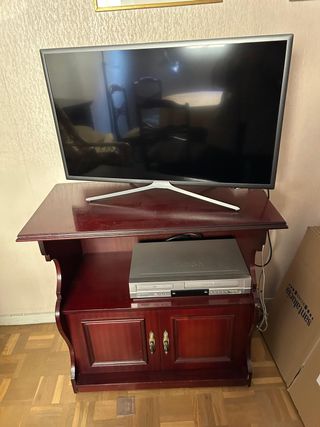 Conjunto de muebles de comedor color caoba.