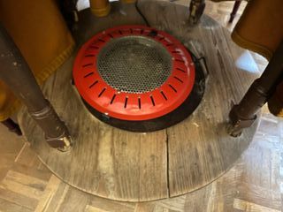 Conjunto de muebles de comedor color caoba.