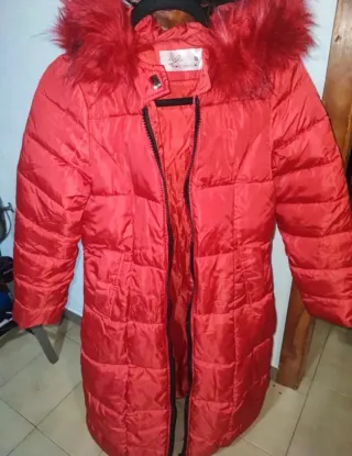 Abrigo largo plumífero rojo con capucha