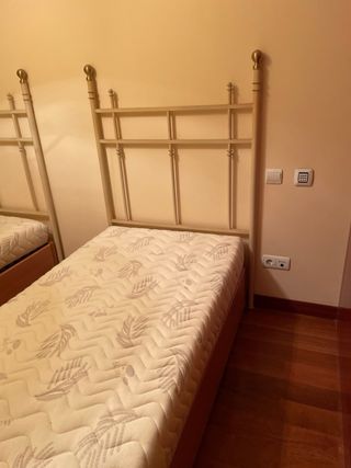 2 cabeceros de forja beige y dorado. Cama 90 cm.