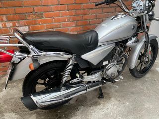 Yamaha YBR 125 Custom Plata