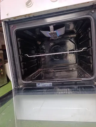 Cocina de gas blanca con horno