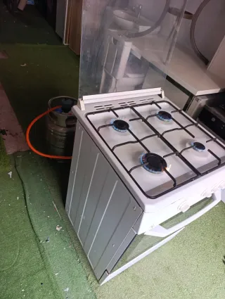 Cocina de gas blanca con horno