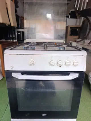 Cocina de gas blanca con horno