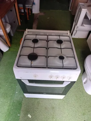 Cocina de gas blanca con horno