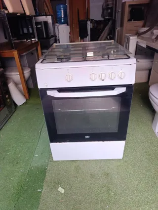 Cocina de gas blanca con horno