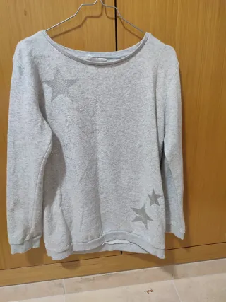 Sudadera gris con estrellas plateadas