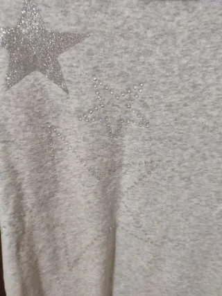 Sudadera gris con estrellas plateadas