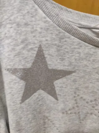 Sudadera gris con estrellas plateadas