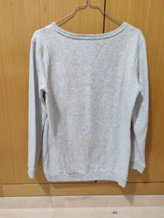 Sudadera gris con estrellas plateadas