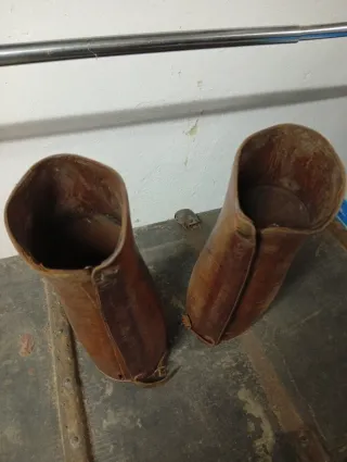 Par de polainas de cuero marrones