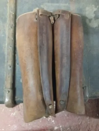 Par de polainas de cuero marrones