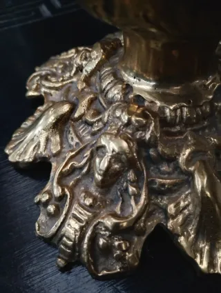 Jarra de bronce tallada antigua