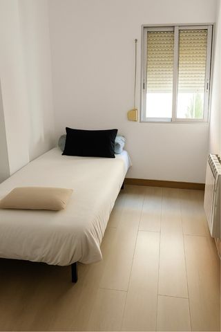 Habitación individual con armario y cama