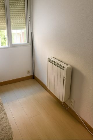 Habitación individual con armario y cama