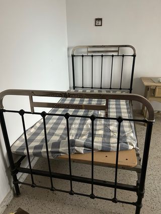 Mueble de madera con tirador dorado