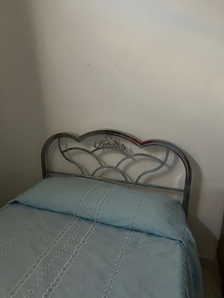 Mueble de madera con tirador dorado