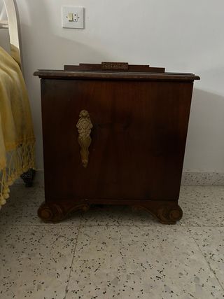 Mueble de madera con tirador dorado