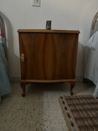 Mueble de madera con tirador dorado