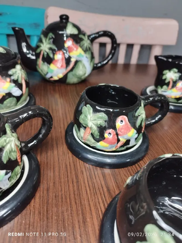 Juego de té de cerámica con loros
