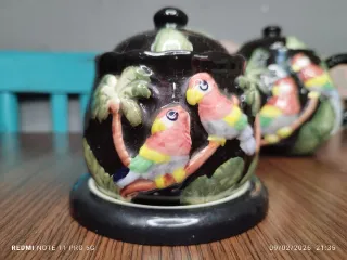 Juego de té de cerámica con loros
