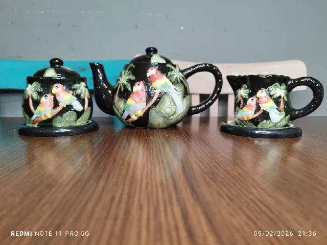 Juego de té de cerámica con loros