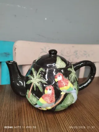 Juego de té de cerámica con loros
