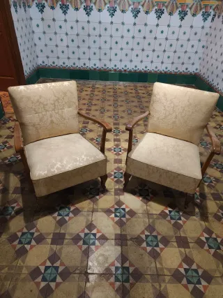 Par de sillones antiguos de tela y madera