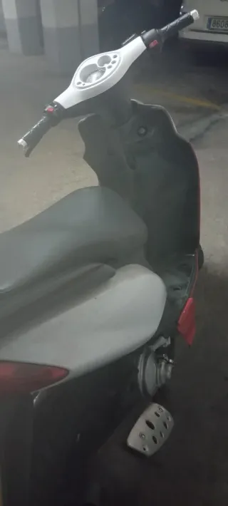 Yamaha Jog RR Scooter Roja y Blanca